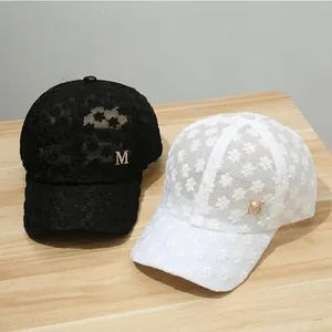 Damen Baseballkappe aus floraler Spitze mit Diamant-M-Logo in Schwarz und Weiß