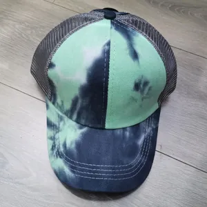 Detail der Tie-Dye Trucker Cap mit atmungsaktivem Mesh-Netz und Mint-Blau-Muster