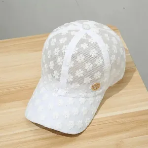 Elegante weiße Baseballkappe aus floraler Spitze mit Stickerei und Metall-Logo