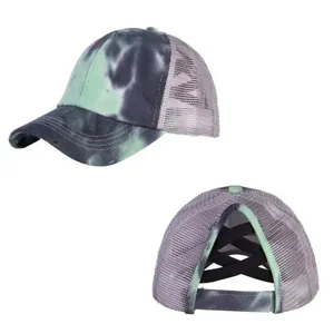 Detail der gekreuzten Gummibänder für Pferdeschwanz und Netzgewebe an der Tie-Dye-Mütze