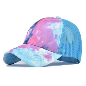 Vista laterale del cappello tie-dye con rete blu traspirante e visiera curva sportiva