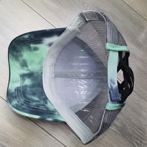 Details zur Tie-Dye Trucker Cap mit grauem Mesh und gekreuzten elastischen Pferdeschwanzbändern