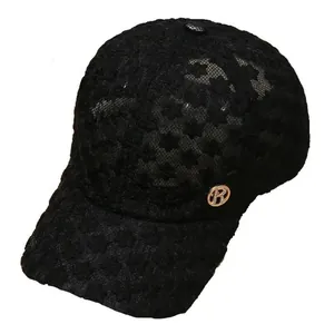 Atmungsaktive schwarze Spitzen-Basecap mit floralem Muster und goldenem B-Logo