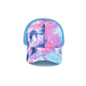 Dettaglio cappello trucker tie-dye con rete blu traspirante e visiera rinforzata