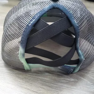 Detailansicht der Mesh-Kappe mit Batik-Schirm und elastischen Bändern für Pferdeschwanz
