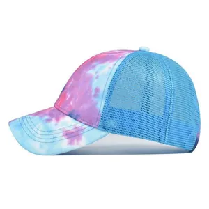 Dettaglio del tessuto tie-dye viola e blu e della rete posteriore del cappello trucker