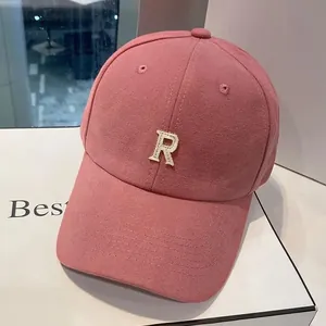 Détail de la casquette de baseball rose en coton avec broderie 3D de la lettre R