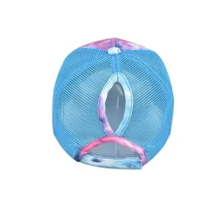 Dettaglio cappello mesh tie-dye con apertura per coda di cavallo e cinturino