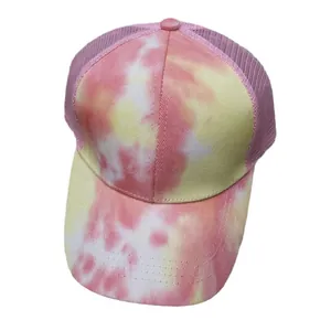 Bunte Tie-Dye Trucker Cap mit rosa Mesh-Rücken und geschwungenem Schirm für Damen
