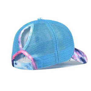 Dettaglio del cappello trucker tie-dye blu con apertura per coda di cavallo alta