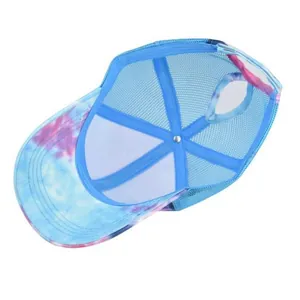Dettaglio del foro per coda di cavallo sul cappello trucker tie-dye blu e rosa mesh