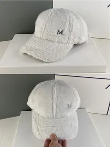 Détail d'une casquette de baseball en fausse fourrure blanche avec texture peluche