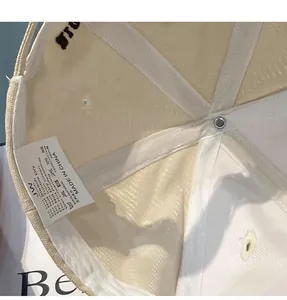 Gros plan de l'intérieur d'une casquette en coton avec boucle en métal et étiquette