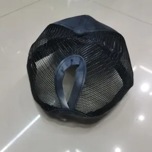 Dettaglio posteriore di un cappellino trucker tie-dye blu navy con apertura per coda di cavallo
