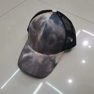 Vista dall'alto del cappello trucker tie-dye con rete traspirante e motivo a nuvola