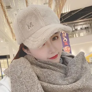 Casquette de baseball en peluche beige avec lettre M en métal pour la chaleur hivernale