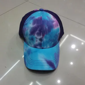 Vista dall'alto dei dettagli del motivo tie-dye e della rete viola del cappello trucker