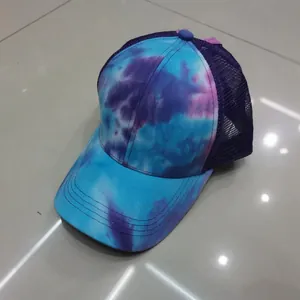 Vista dettagliata dall'alto di un cappello trucker tie-dye con rete viola e tessuto traspirante