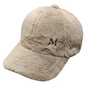Casquette de baseball beige en fausse fourrure de lapin avec logo M argenté pour l'hiver