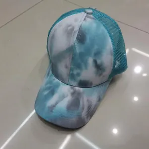 Dettaglio del cappellino tie-dye con rete traspirante e apertura per coda di cavallo posteriore