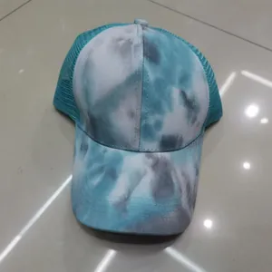 Dettaglio del cappello trucker tie-dye blu con rete traspirante e corona in tessuto