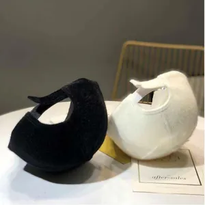 Detalle de correas ajustables en gorros de invierno de felpa con textura suave y cálida