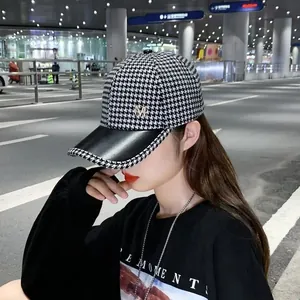 Casquette baseball pied-de-poule avec visière en cuir et lettre M dorée en métal