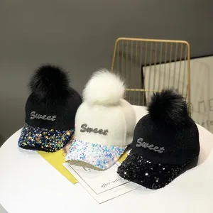 Gorra de béisbol de invierno de felpa con pompón de pelo sintético y bordado Sweet de lentejuelas