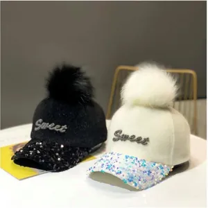 Gorra de béisbol con lentejuelas brillantes pompón grande y bordado Sweet 3D