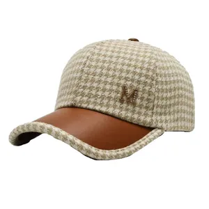 Casquette de baseball pied-de-poule avec visière en cuir et logo M en métal
