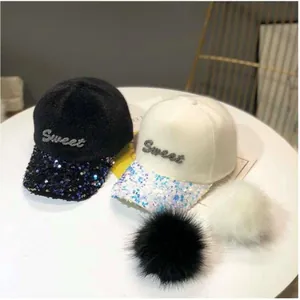 Gorra de béisbol con purpurina y strass Sweet con pompones grandes de piel sintética