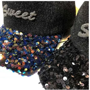 Detalle macro de lentejuelas brillantes y letras Sweet en gorra de béisbol de invierno