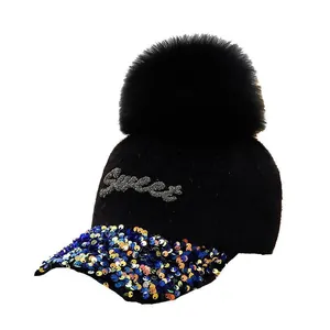Gorra de felpa negra con pompón grande, visera de lentejuelas y bordado Sweet