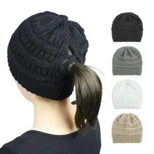Detail der Ponytail-Beanie-Öffnung mit verschiedenen Farboptionen aus Strick