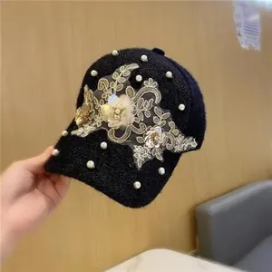 Damen Baseballkappe in Schwarz aus Plüsch mit eleganter Spitze, Blumen und Perlen