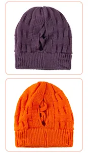 Detailansicht der gekreuzten Öffnung an violetten und orangefarbenen Zopf-Strickmützen