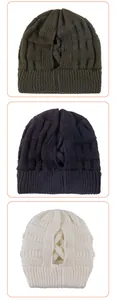 Detail der elastischen Cross-Back-Öffnung an gerippten Strickmützen für Dutt-Frisuren