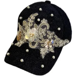 Schwarze Tweed-Baseballkappe mit goldener Stickerei, 3D-Blumen und weißen Perlen