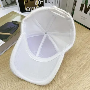 Détails intérieurs d'une casquette en peluche blanche avec coutures et sangle réglable