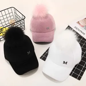 Damen Kinder Winter Warme Kunstpelz Bommel Baseballkappe Mit Metallbuchstabe M Dekoration Dick Plüsch Verstellbarer Hut