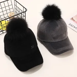 Winter-Baseballkappen aus Pelzimitat in Schwarz und Grau mit Pompon und M-Metalllogo
