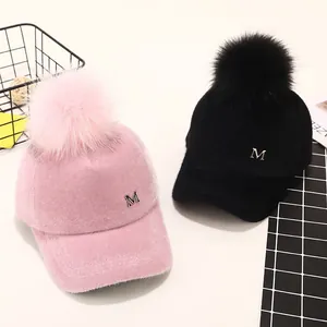 Warme Winter Baseballkappe mit Plüschbommel und M-Logo aus Metall in Pink und Schwarz