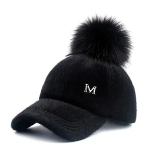 Schwarze Winter Plüsch-Baseballkappe für Damen mit großem Bommel und Metall M-Logo