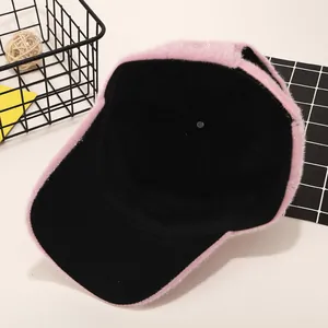 Detail der rosa Plüsch-Basecap mit weicher Kunstfell-Textur und schwarzem Stofffutter