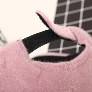 Detailansicht der pinkfarbenen Plüsch-Basecap mit verstellbarem Klettverschluss hinten