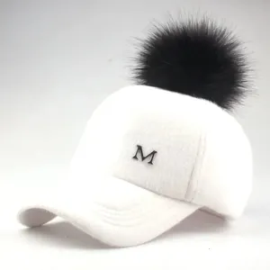 Detailansicht der Winter-Basecap mit weißer Plüschtextur und schwarzem Bommel-Detail