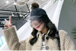 Gros plan d'une casquette léopard grise avec pompon marron pour la mode automnale chic