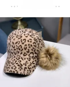 Gros plan sur casquette baseball léopard avec un grand pompon en fausse fourrure