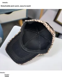 Détail de la casquette léopard avec pompon en fourrure amovible pour un lavage facile