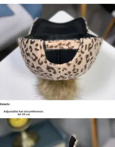 Détail arrière d'une casquette léopard avec sangle réglable et pompon en fausse fourrure